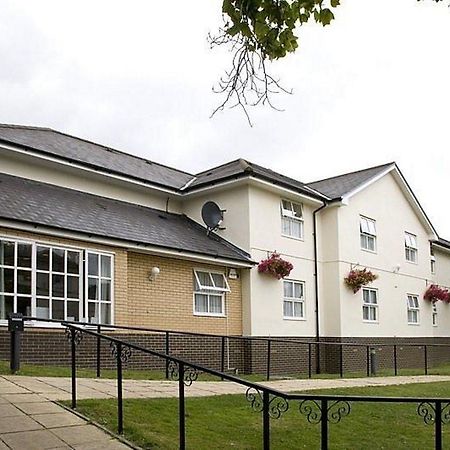 Premier Inn Epsom Central Exterior photo