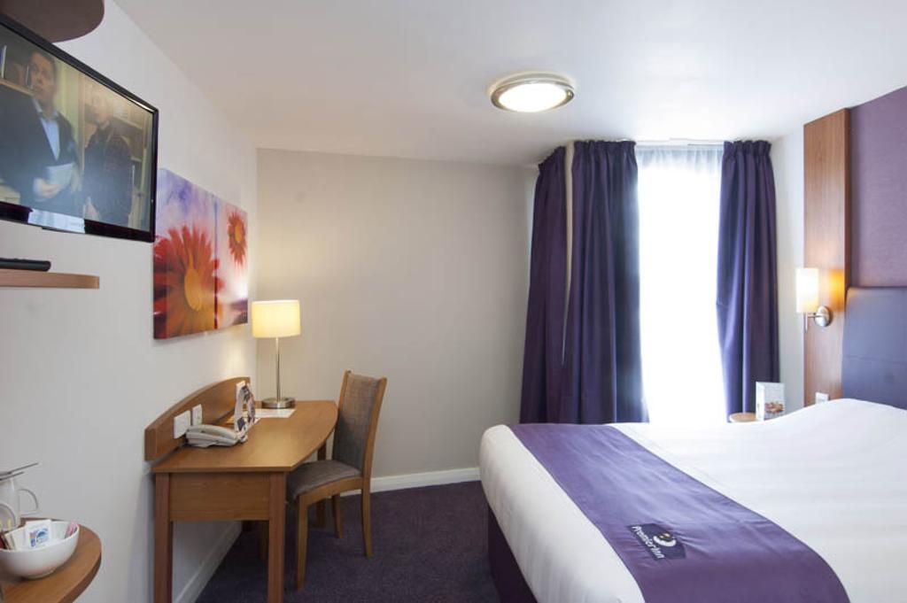 Premier Inn Epsom Central Room photo