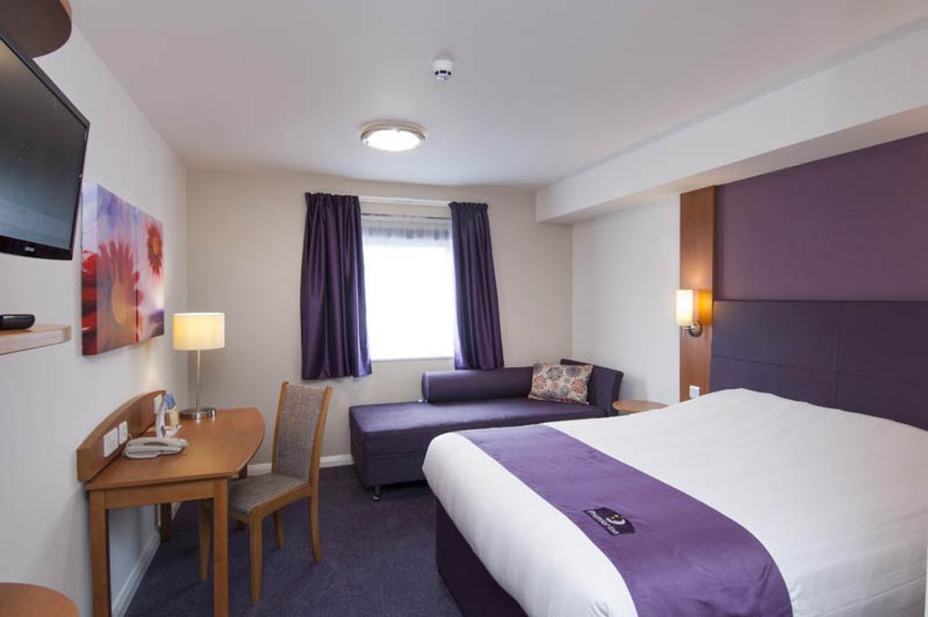 Premier Inn Epsom Central Room photo