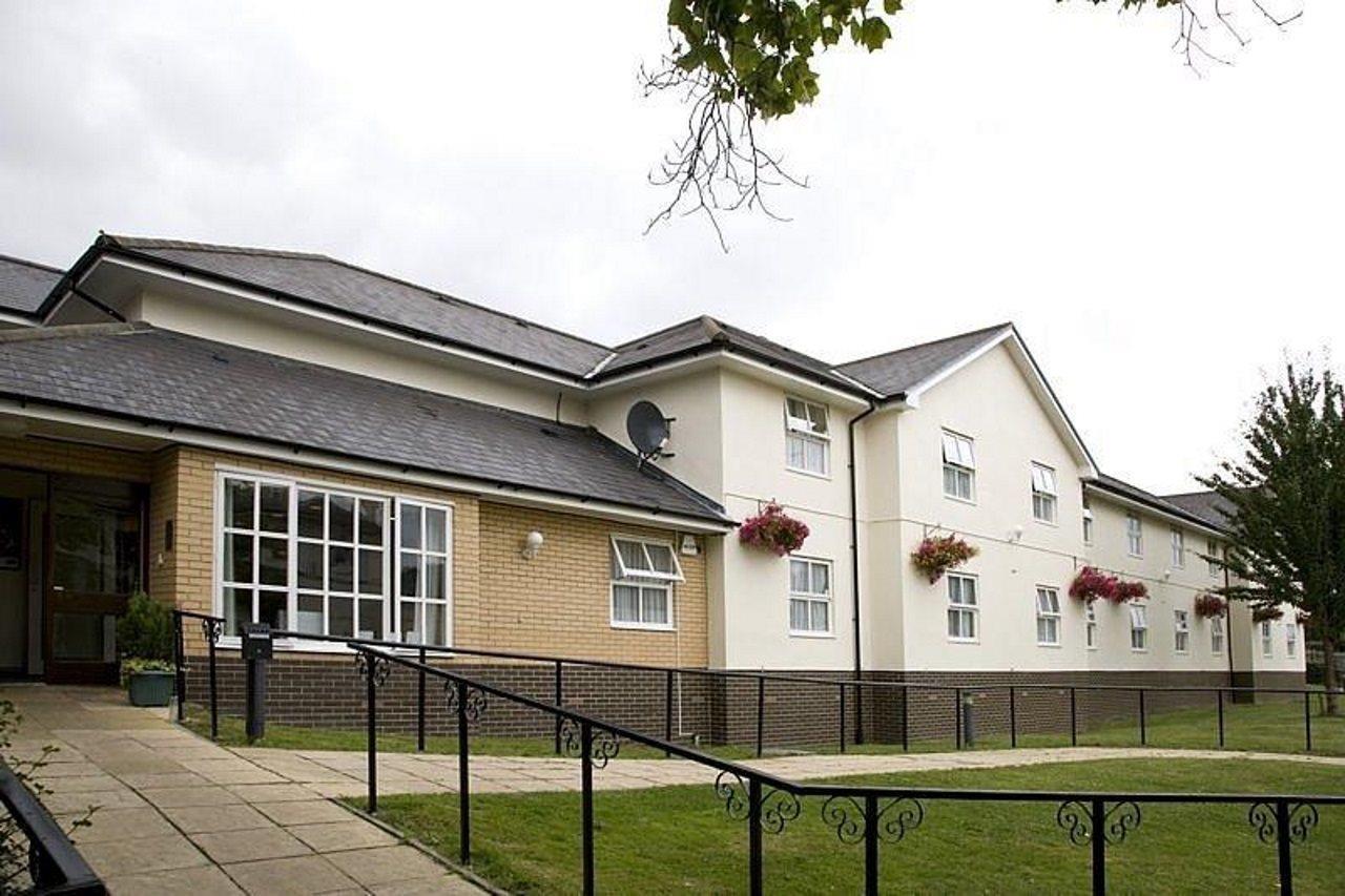 Premier Inn Epsom Central Exterior photo