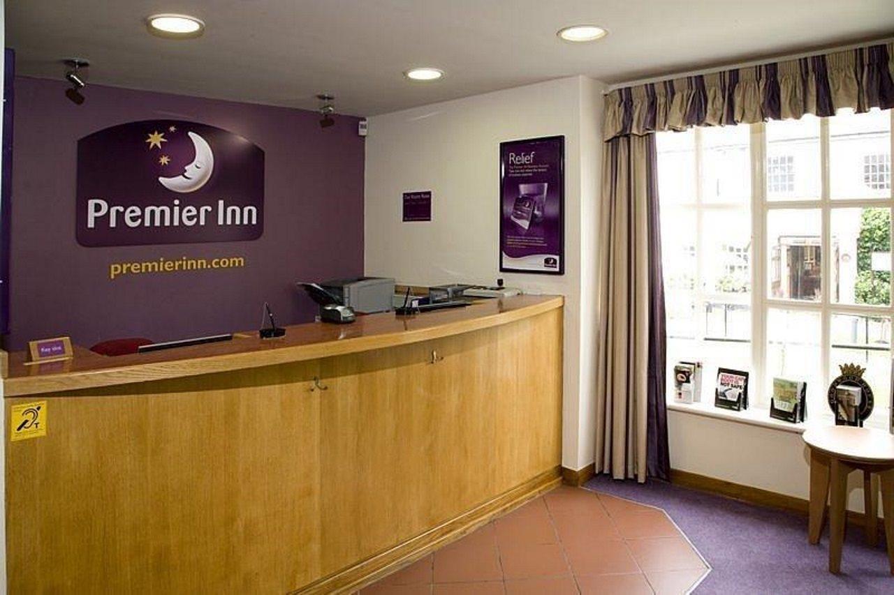 Premier Inn Epsom Central Exterior photo