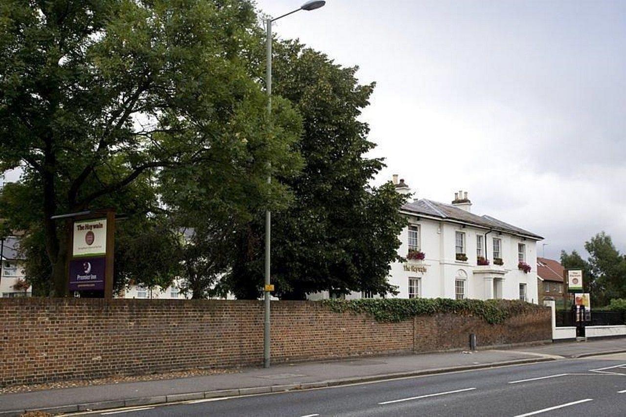 Premier Inn Epsom Central Exterior photo